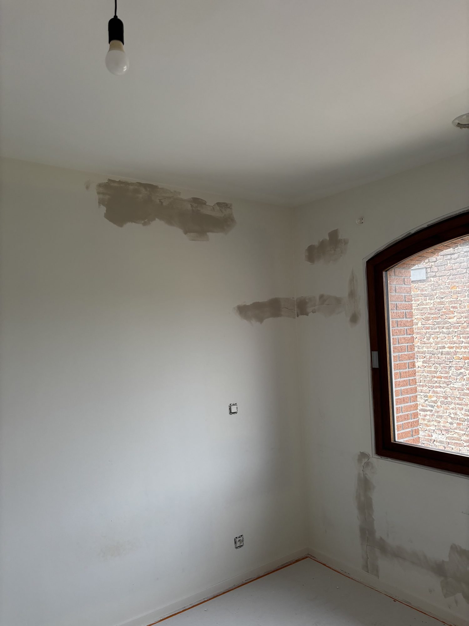 Réparations d'enduit sur les murs